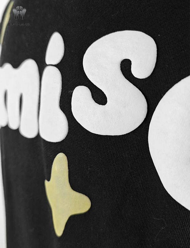 Moletom com capuz estampado em toda a volta
