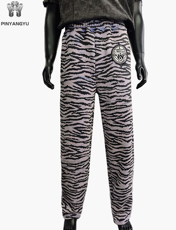 calça com patch de serigrafia e bordado em tela cheia