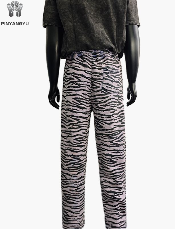 calça com patch de serigrafia e bordado em tela cheia