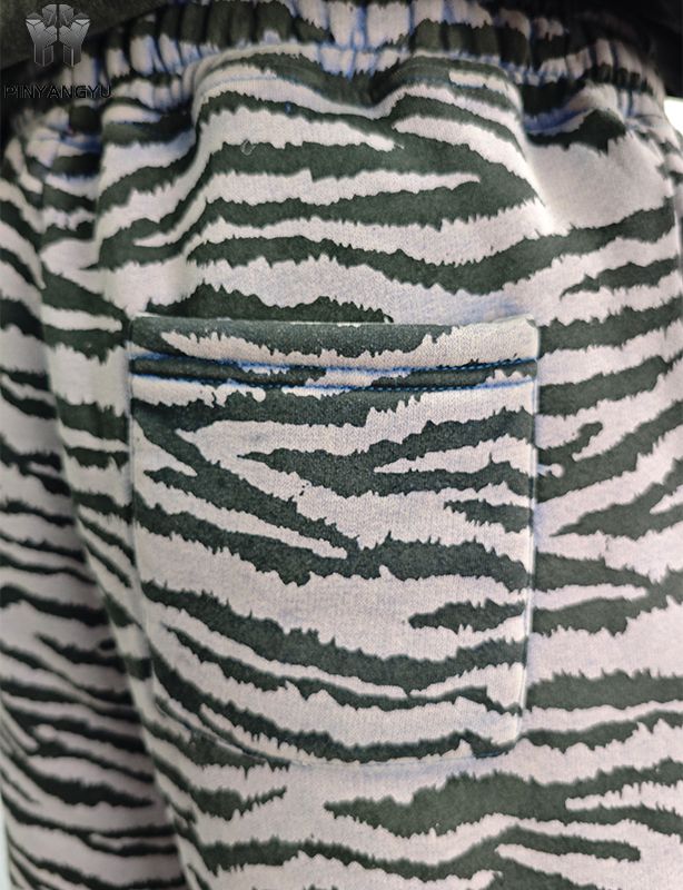 calça com patch de serigrafia e bordado em tela cheia