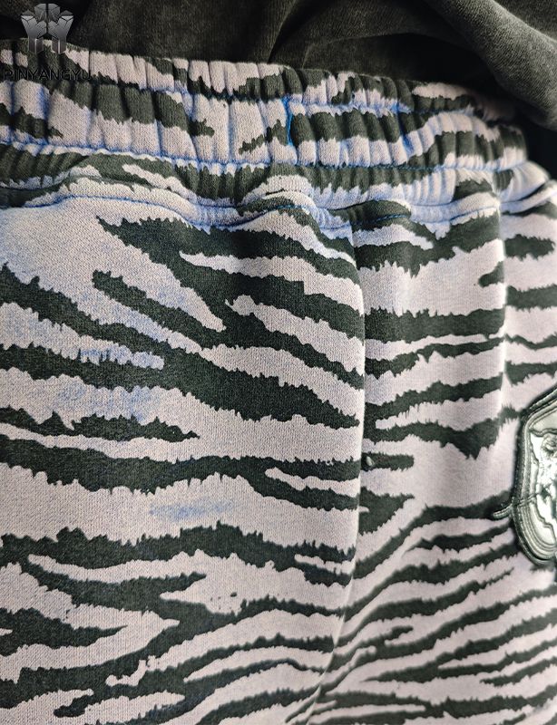 calça com patch de serigrafia e bordado em tela cheia