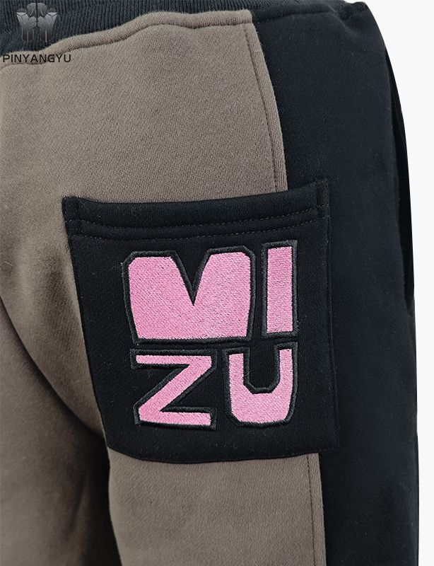 Calça de moletom estilo tecido emendado com design bordado