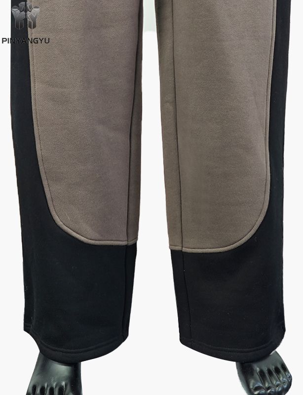 Calça de moletom estilo tecido emendado com design bordado
