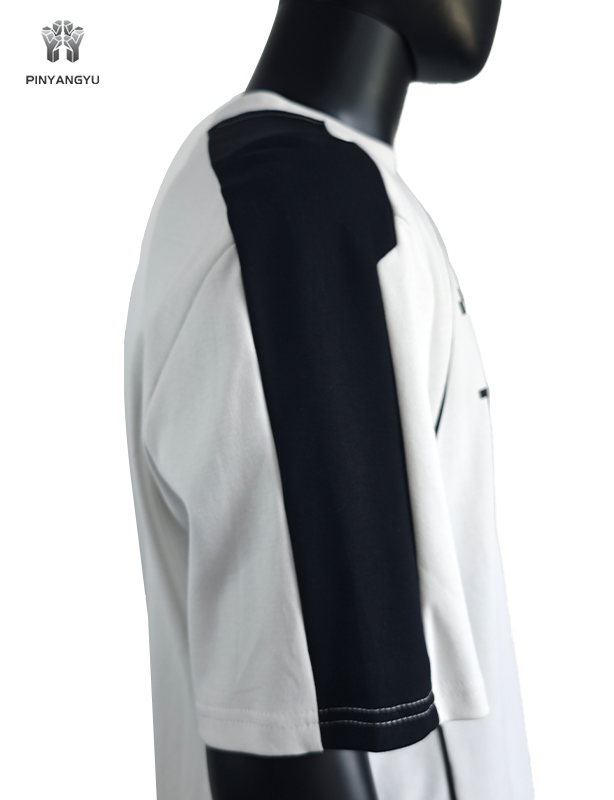 Camiseta personalizada com patch bordado e serigrafia