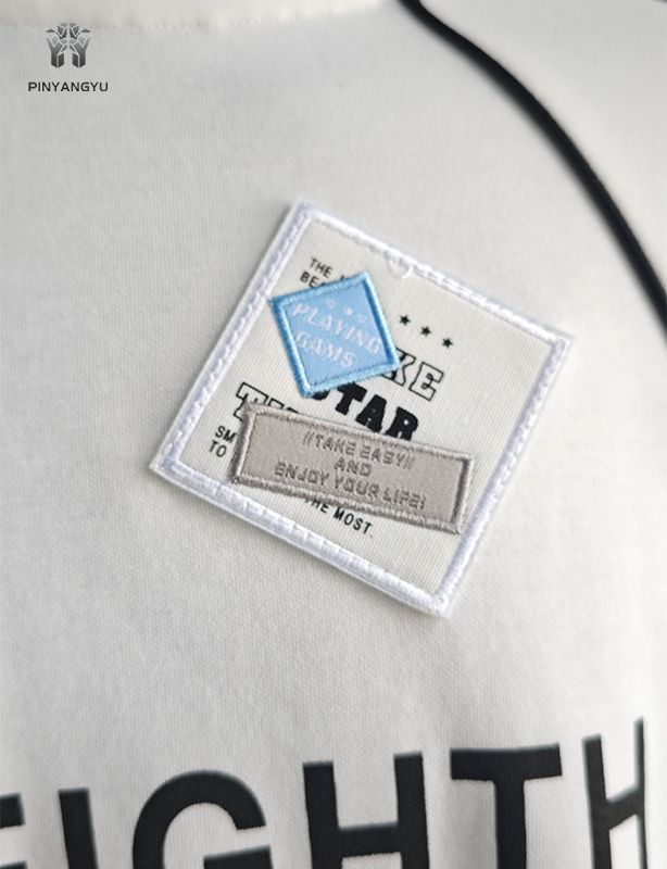 Camiseta personalizada com patch bordado e serigrafia