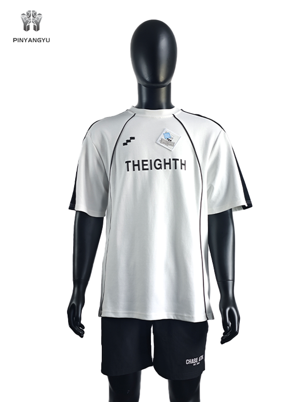 Camiseta personalizada com patch bordado e serigrafia