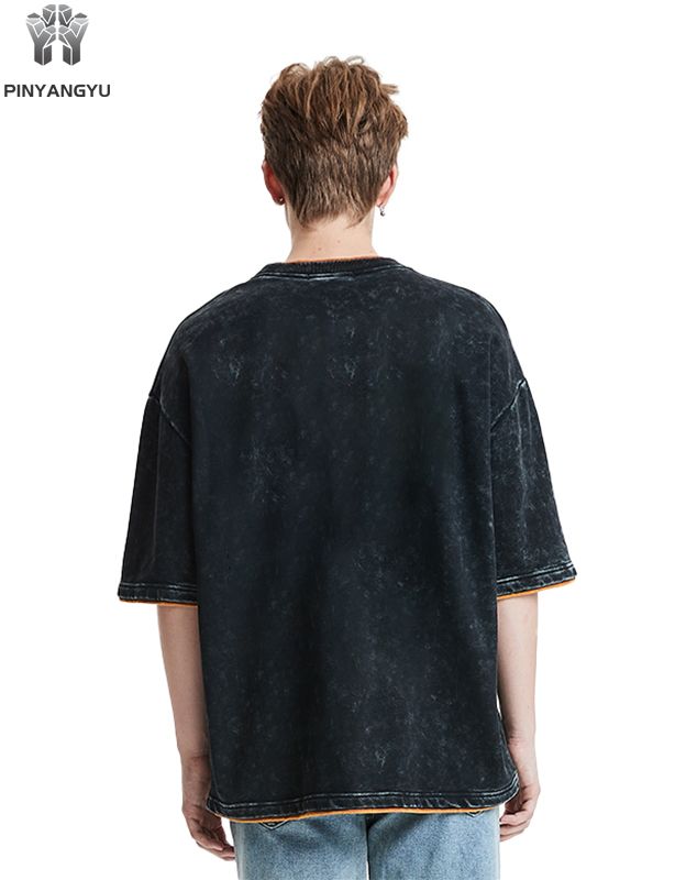 Camiseta com estampa desbotada e patchwork