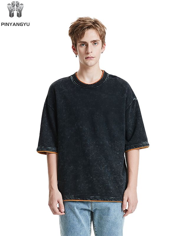 Camiseta com estampa desbotada e patchwork