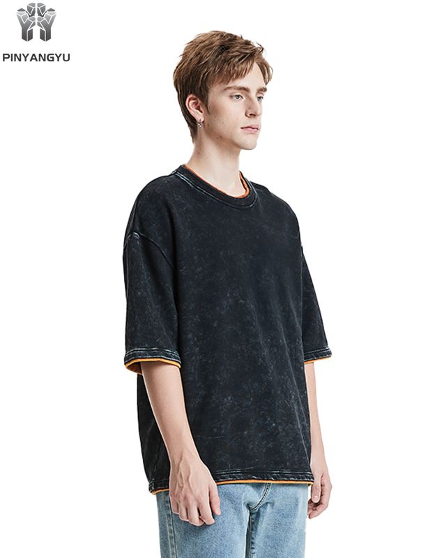 Camiseta com estampa desbotada e patchwork