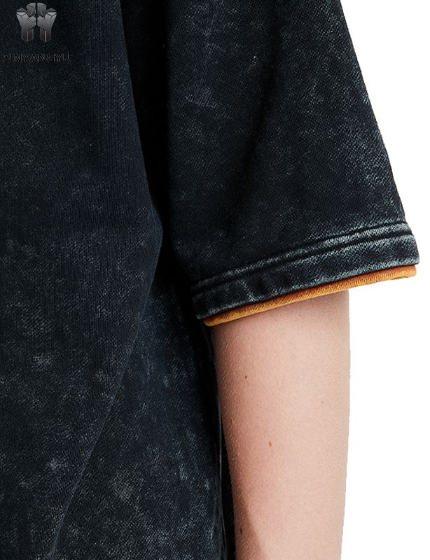 Camiseta com estampa desbotada e patchwork