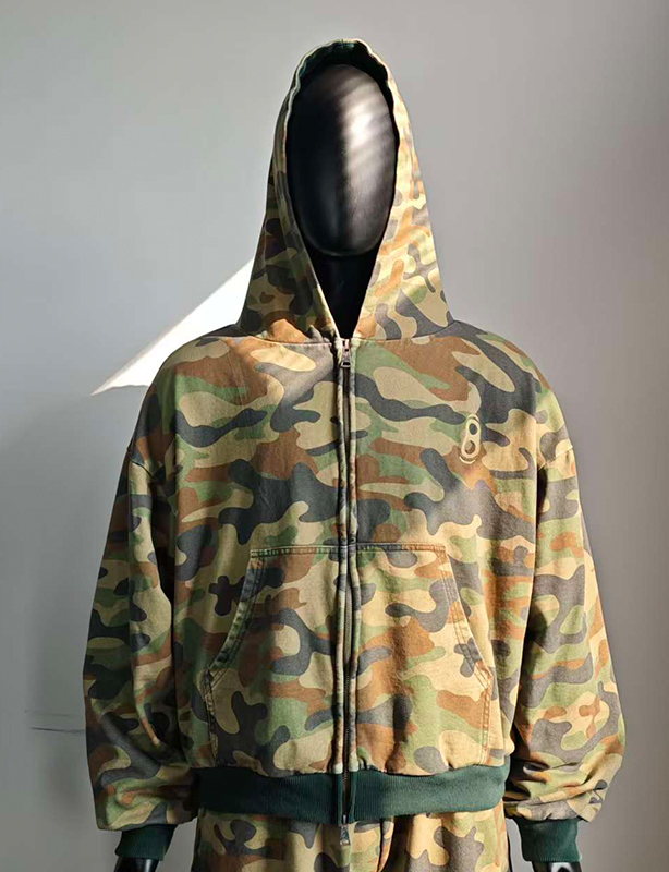 Jaquetas com z&iacute;per vintage boxy personalizadas streetwear cortadas fabricantes de grandes dimens&otilde;es com impress&atilde;o camuflada com capuz e z&iacute;per