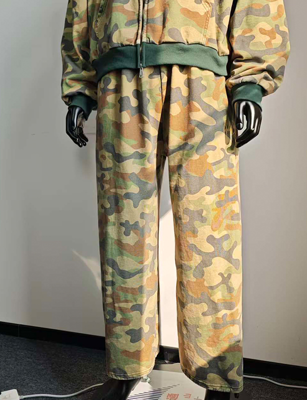 Jaquetas com z&iacute;per vintage boxy personalizadas streetwear cortadas fabricantes de grandes dimens&otilde;es com impress&atilde;o camuflada com capuz e z&iacute;per
