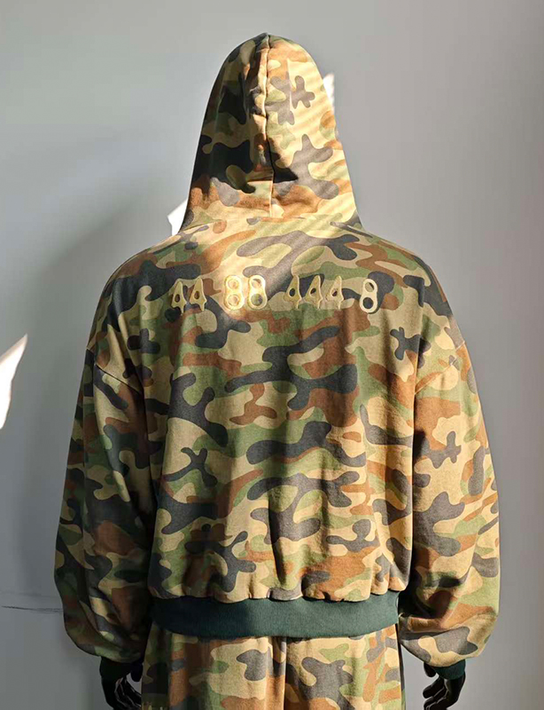 Jaquetas com z&iacute;per vintage boxy personalizadas streetwear cortadas fabricantes de grandes dimens&otilde;es com impress&atilde;o camuflada com capuz e z&iacute;per