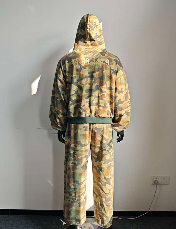 Jaquetas com z&iacute;per vintage boxy personalizadas streetwear cortadas fabricantes de grandes dimens&otilde;es com impress&atilde;o camuflada com capuz e z&iacute;per